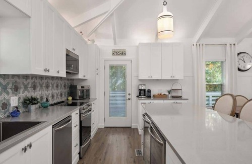 Southern Shores House | Dog Friendly, Hot Tub, Walk to Beach!