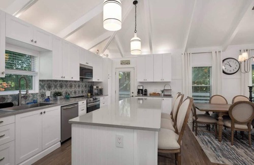 Southern Shores House | Dog Friendly, Hot Tub, Walk to Beach!