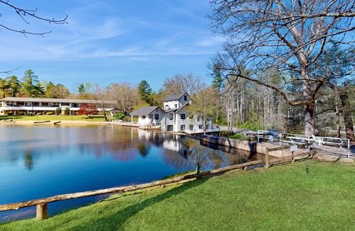 Flat Rock Apartment | Dog-friendly lakefront condo with pool, canoes, & WiFi - in a perfect location