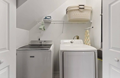 Cary House | Dog Friendly|Pool|King Bed|EV Charger|Townhome