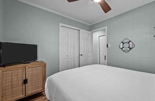 Emerald Isle House | Dog Friendly - Walk to Bogue Inlet Pier