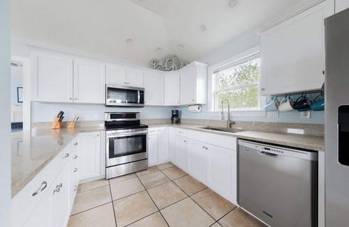 Southern Shores House | DolphinInnOBX- 7BR, Pirate Ship, Steps to Ocean, Pool, Golf, Gym, Pickleball,