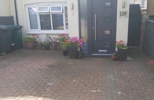 Brent Cross House | Double bedroom with ensuite and private entrance