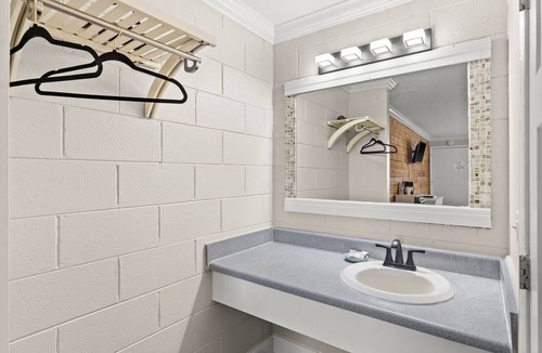 Carolina Beach Hotel | Double Room Hotel- 2 Pools, Near Beach/Boardwalk, No Pets Allowed