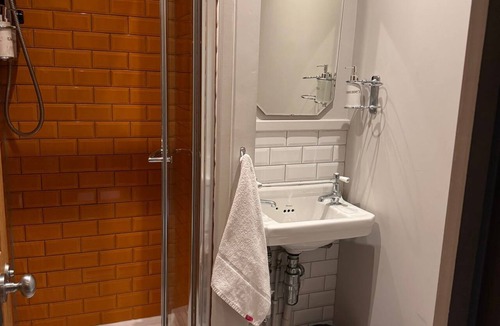 Cambridge City Centre House | double room/shared bathroom