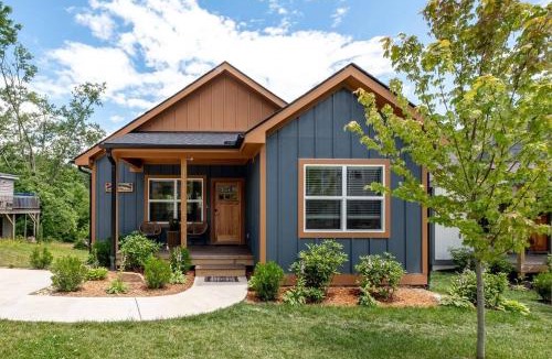 Brevard House | Downtown Brevard 5BR Retreat & Cyclists Dream