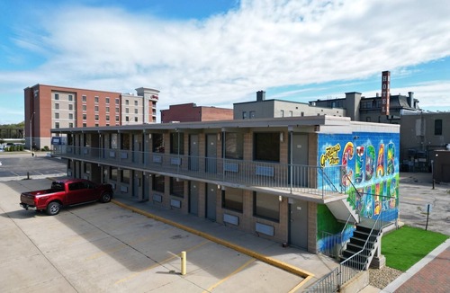 Cedar Falls Apartment | Downtown CF Studio - Free Gated Parking! 516