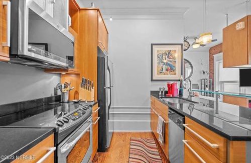 Downtown Wilmington Apartment | Downtown Condo*Balcony*River*Pet Friendly*Beach