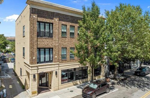 Downtown Wilmington Apartment | Downtown Condo*Balcony*River*Pet Friendly*Beach