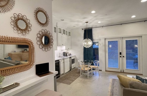 Hickory Apartment | Downtown Hickory Lounge