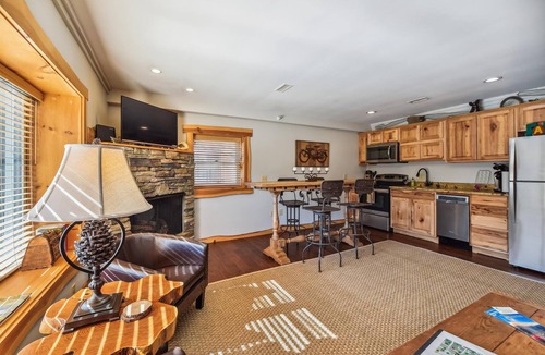 Blowing Rock Cottage | Downtown Main Street 2 BR Top Rated Vacation Getaway w/Outdoor Fireplace "BEAR"