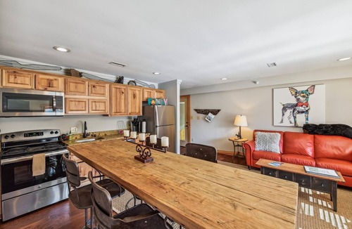 Blowing Rock Cottage | Downtown Main Street 2 BR Top Rated Vacation Getaway w/Outdoor Fireplace "BEAR"