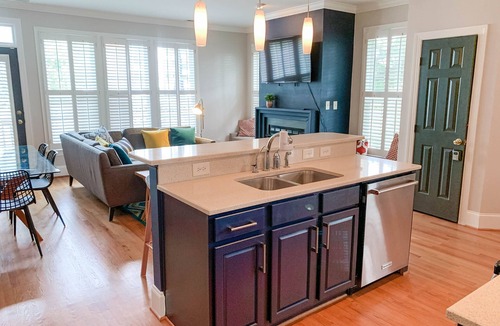 Glenwood South Condo | Downtown Raleigh- Walk to Capital, NC State, Starbucks, Peace University, Food