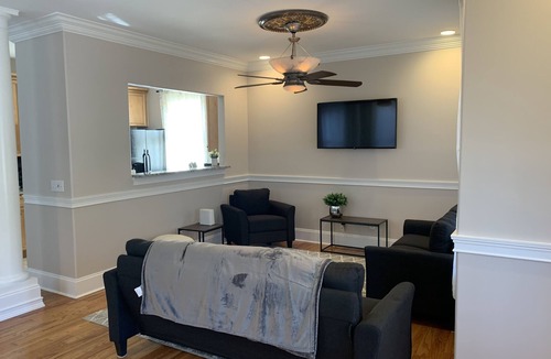 Hope Gardens House | Downtown stay one mile from Broadway!