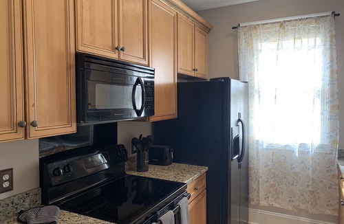 Hope Gardens House | Downtown stay one mile from Broadway!