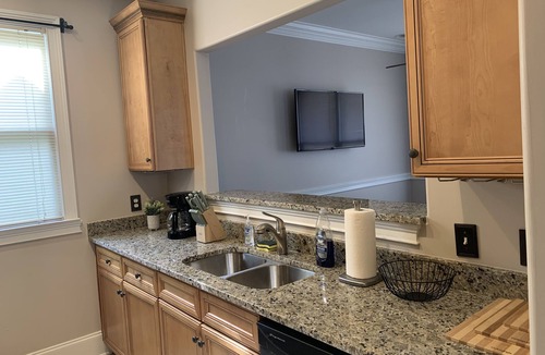 Hope Gardens House | Downtown stay one mile from Broadway!