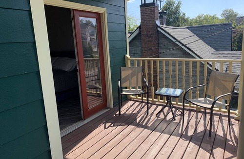 Hope Gardens House | Downtown stay one mile from Broadway!
