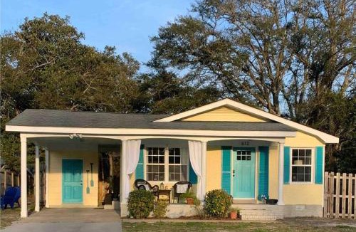 Southport House | Downtown- Sunshine Cottage and Golf Cart