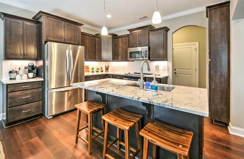 Southern Pines House | Downtown Townhome Walk to Dine and Shop on Broad St
