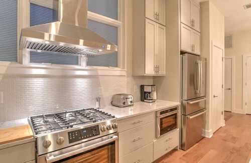 East End - Valley Street Apartment | Downtown Townhome with Private Elevator