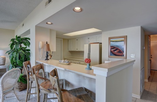 Shell Island Condo | DR 2409 – Enjoy the pool, tennis and the beach from this oceanfront condo
