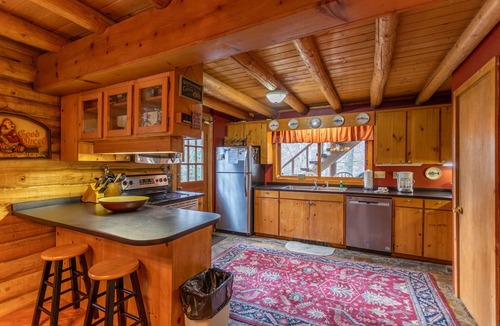 Boone Cabin | Draggin Fly- Romantic Getaway! River Frontage - Hot Tub - Firepit