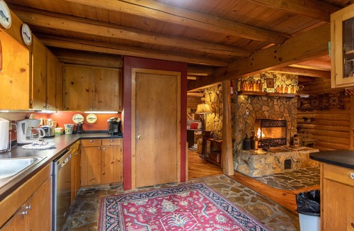 Boone Cabin | Draggin Fly- Romantic Getaway! River Frontage - Hot Tub - Firepit