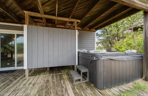 Waves House | Dream Oceanfront Getaway with Private Hot Tub, Full Kitchen, and WIFI | 5BR
