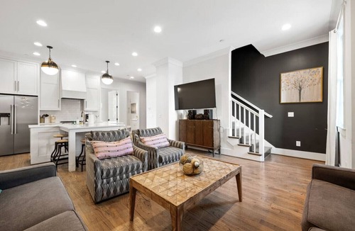 Rolling Mill Hill Apartment | Dual Rooftop WalktoBroad 40 Bed