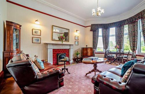 Kilmun Villa | Dunoon - Sleeps 17 - Group Retreat with Parking