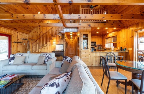 Buck Mountain Cabin | DunRovin-Open for Bookings! LOW RATES-6 BR, Private, Hot Tub, Wi-Fi, AC