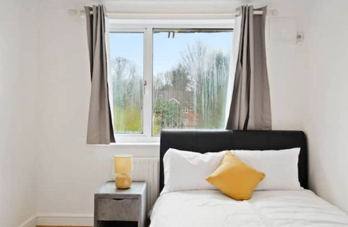Dunstable House | Dunstable 3 bedroom houseParking
