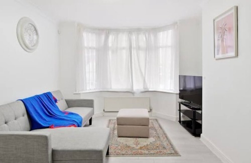 Dunstable House | Dunstable 3 bedroom houseParking