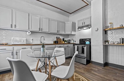 Portsmouth Apartment | Duplex w/fast Wi-Fi & stocked kitchen