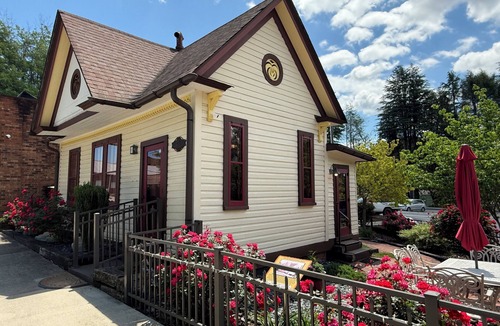 Jonesville Cottage | E&A Cottage in heart of downtown Elkin