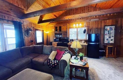 Eureka Springs Ski Chalet | Eagle Crest cabin, White river view with hottub