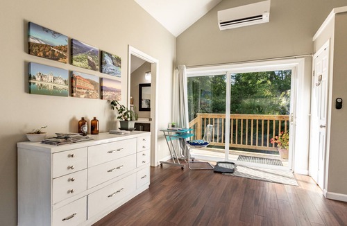 Skyland Apartment | East Asheville - HotTub - Views - Fire Pit - Parkway - Hiking - Pets - Wi-Fi