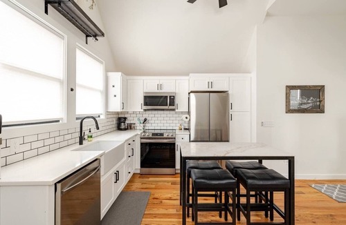 Lockeland Springs Cottage | East Nashville New Guesthouse Walk to 5 Points!