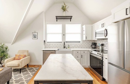 Lockeland Springs Cottage | East Nashville New Guesthouse Walk to 5 Points!
