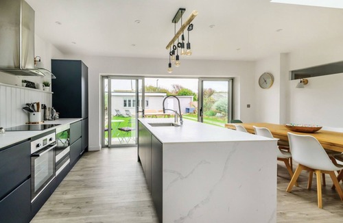 East Wittering House | East Wittering Family Beach Home – Sleeps 10, 5 Bedrooms & Parking