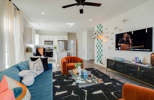 Whitebridge House | Eclectic Charm 5623 & 5625–Near Broadway–Sleeps 18
