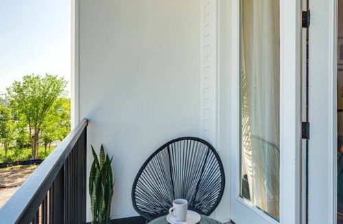 Whitebridge House | Eclectic Charm 5623 & 5625–Near Broadway–Sleeps 18