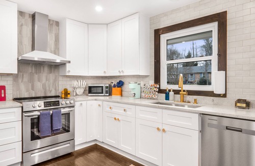 Toddville Road House | Eclectic Escape: 3bd - Backyard - 10min to Airport