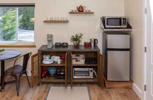 Malvern Hills House | Eco-Luxe 1BDR w/Patio + Free Tix | Near Biltmore