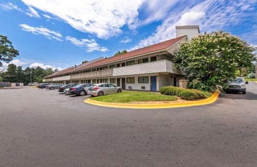 Toddville Road Cabin | Econo Lodge Charlotte Airport