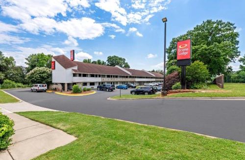Toddville Road Cabin | Econo Lodge Charlotte Airport