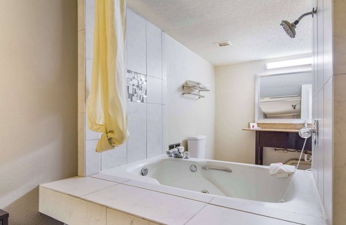 Southwest Raleigh Hotel | Econo Lodge Garner - Raleigh