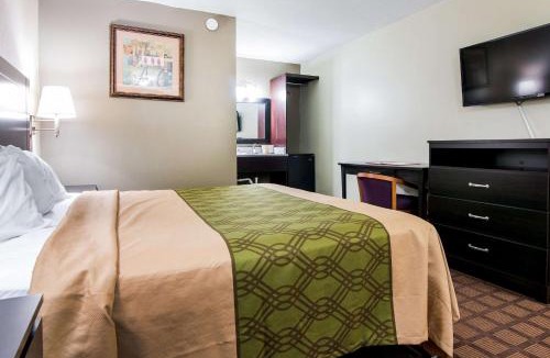 Selma Cabin | Econo Lodge