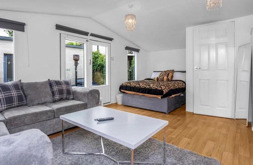 Blackburn Apartment | Edinburgh Royal Infirmary Hospital Airport Free Prosecco Daily Breakfast