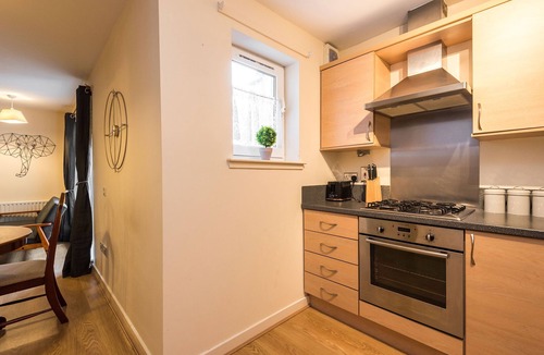 Seafield Apartment | Elegant 2 Bedroom City Centre Apartment - Free Parking - Private Balcony
